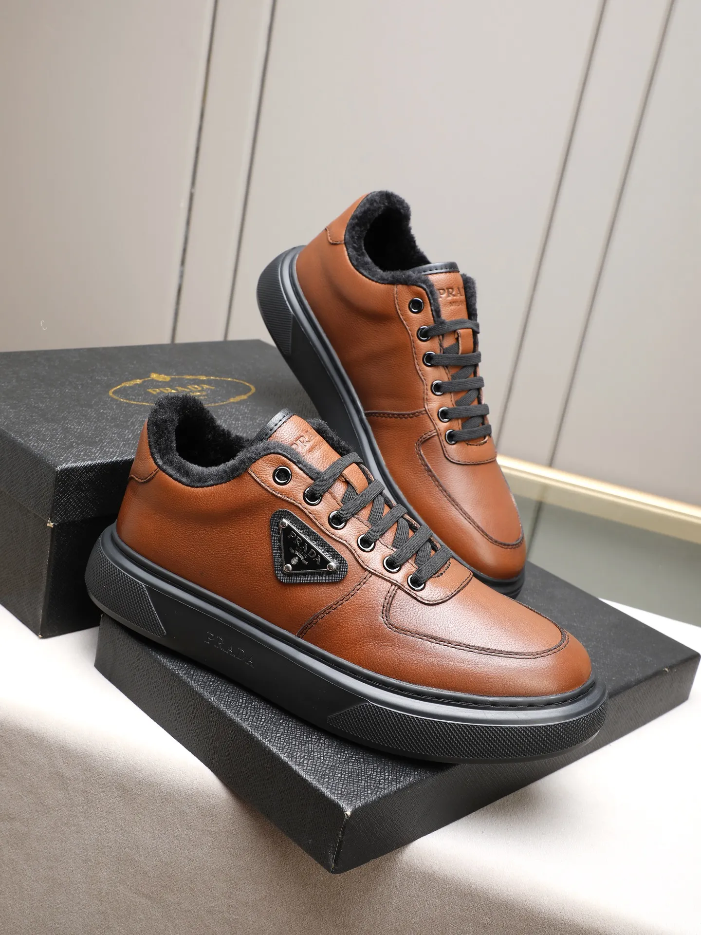 PP460 Prada/Prada men's new casual shoes, this upper is made of imported calfskin + velvet lining! The outside is decorated with the P family's classic metal triangle enamel logo, and the outsole is made of non-slip sports foam ultra-light outsole, which feels good on the feet and is a fashionable and fashionable item! Two colors to choose from!  Size: 38-44 (45 customized)